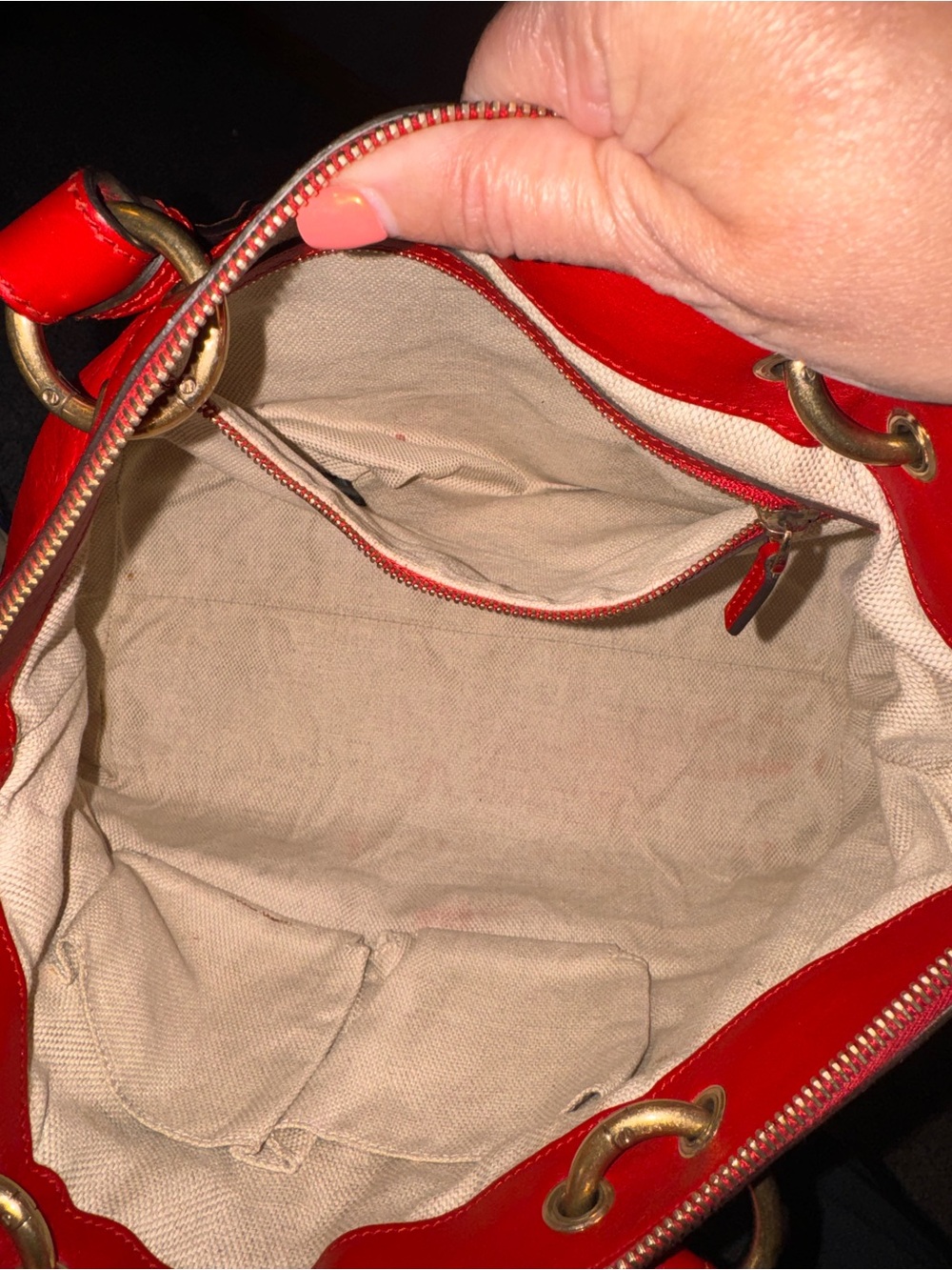 Gucci Red Leather Shoulder Bag with Heart Charm - Picture 7 of 9
